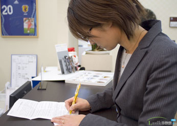 同意書に記入しているところ